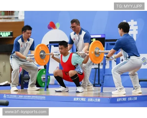 举重俱乐部加强青少年训练的科学记录与家校通报，青少年举重队